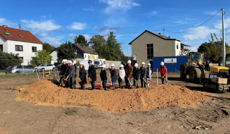 Spatenstich zum Neubau der Kita „Waldwiese“ in Klarenthal mit Oberbürgermeister Uwe Conradt